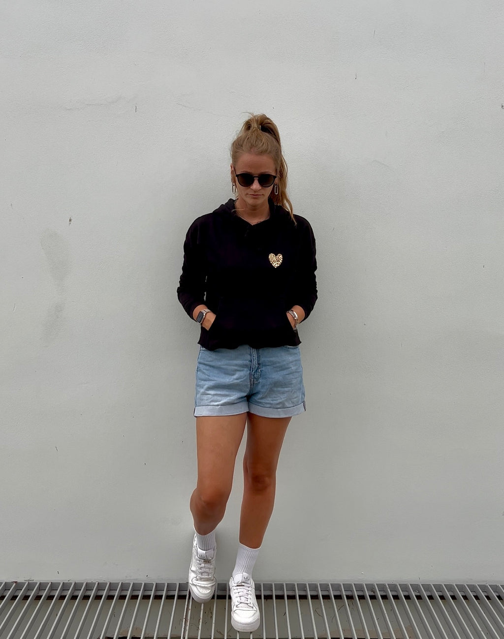 CROPPED HOODIE "LEO-HEART" | black