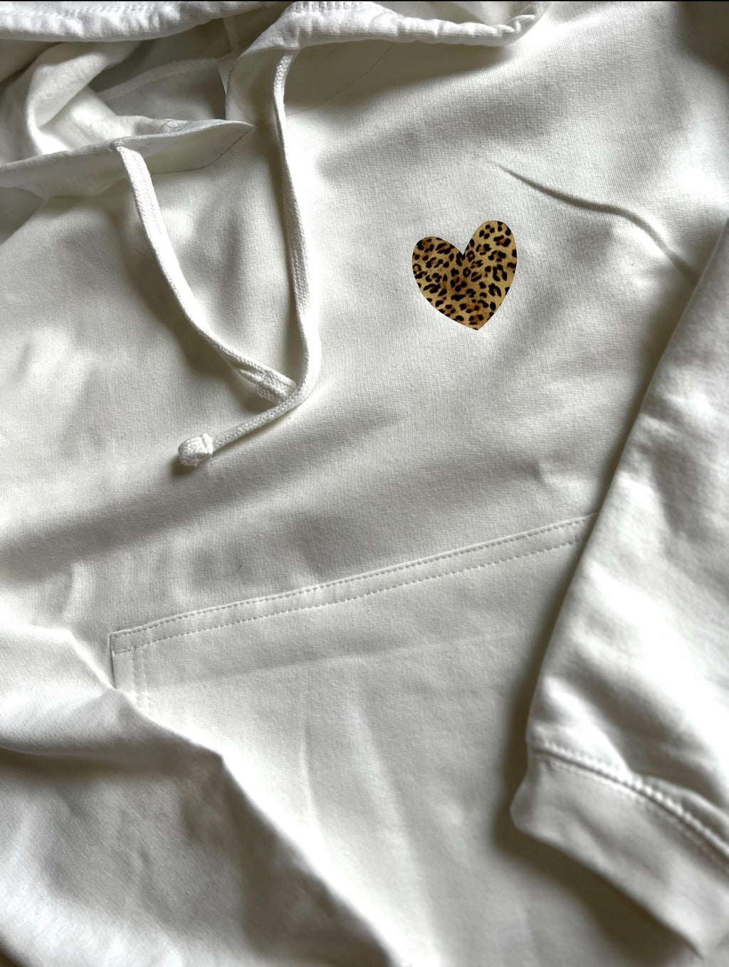 CROPPED HOODIE "LEO - HEART" | white