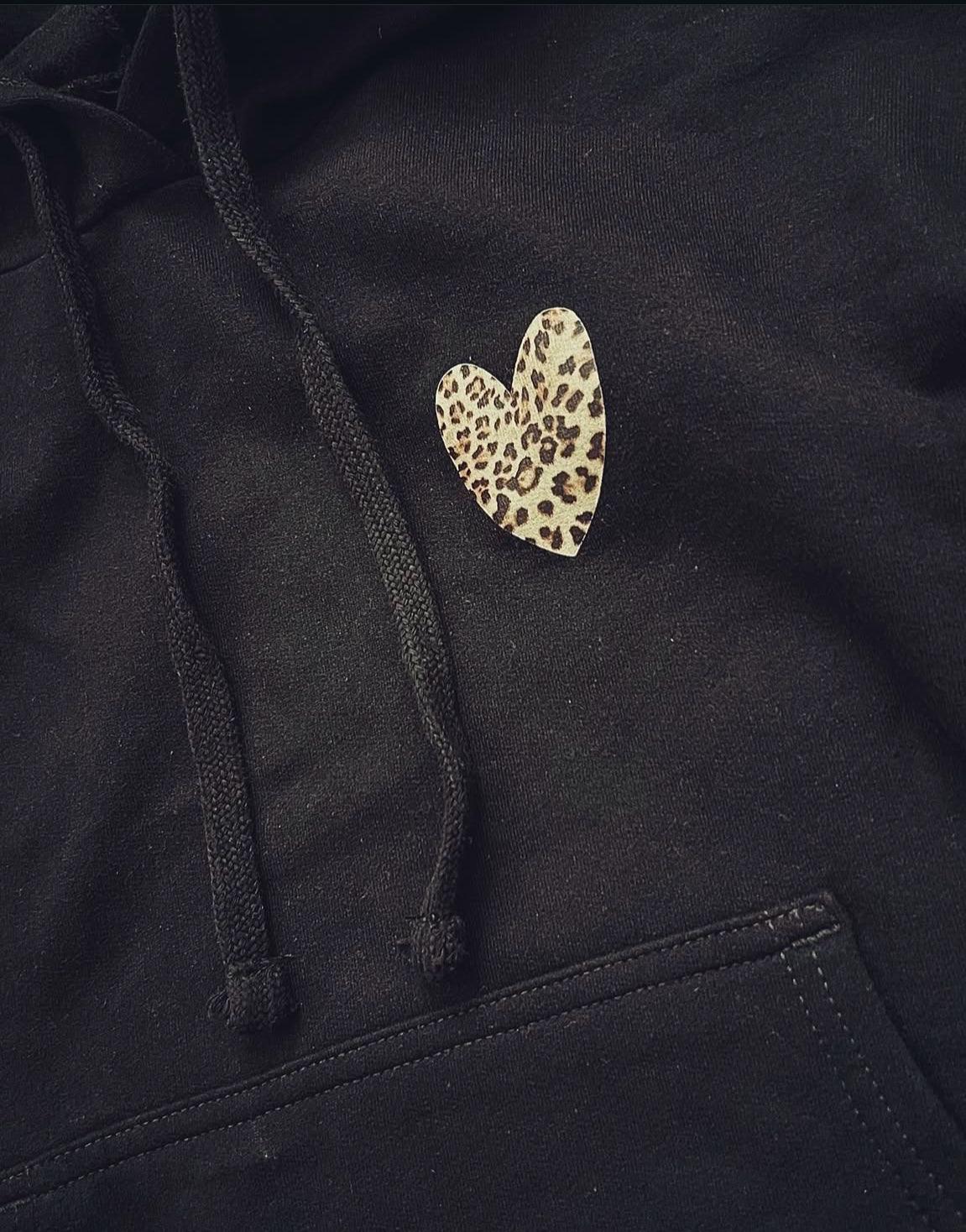 CROPPED HOODIE "LEO-HEART" | black